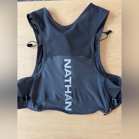 Nathan Pinnacle FeatherLite 1.5 Liter Hydration Vest - Picture 7 of 9